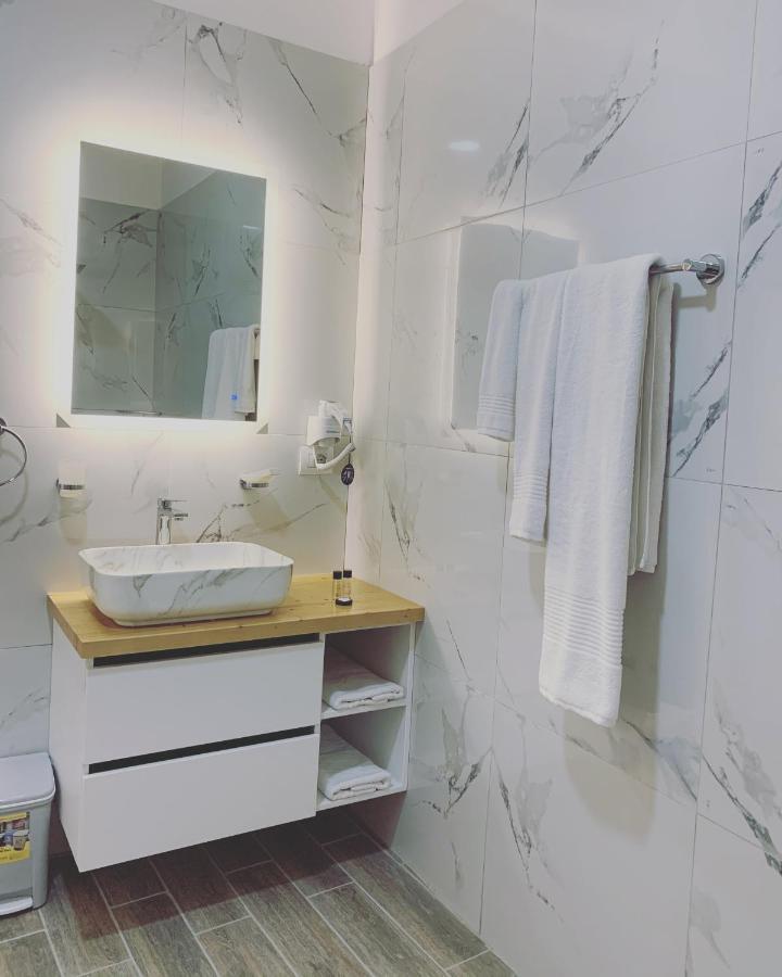 Belux Hotel Тирана Екстериор снимка