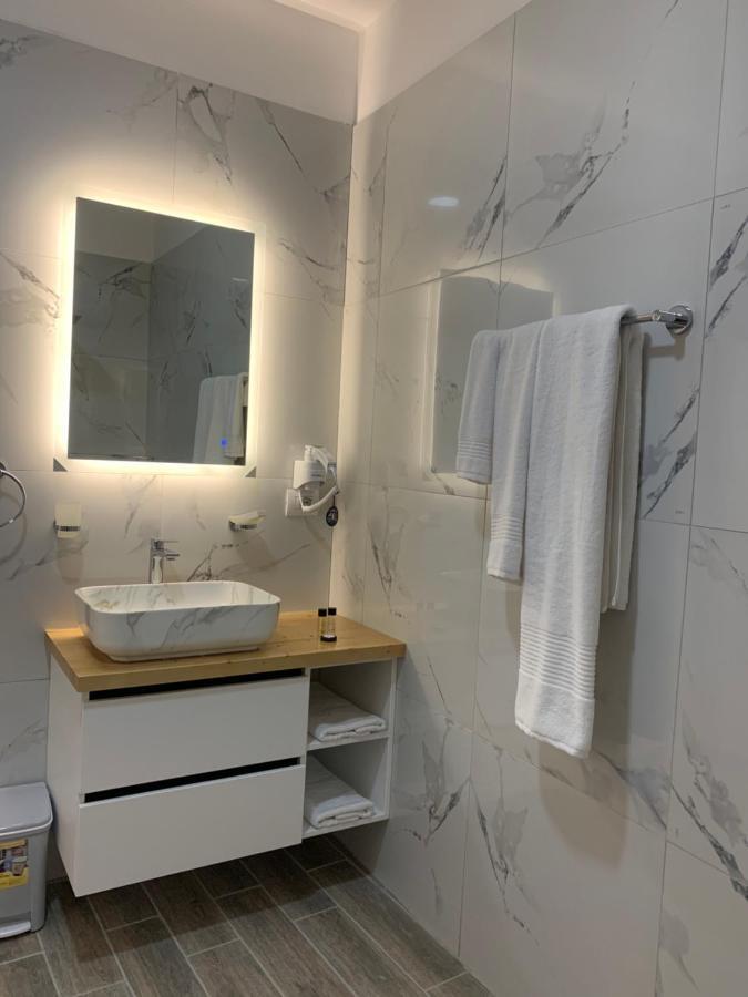 Belux Hotel Тирана Екстериор снимка